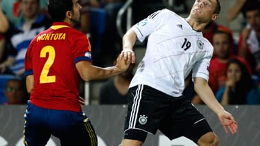 Christian Clemens (re.) kommt vor Spaniens Martin Montoya an den Ball.