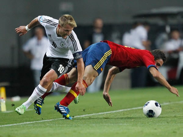 U21-Kapitän Lewis Holtby (li.) im Duell mit Spaniens Koke.