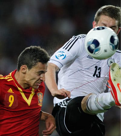 Spaniens Rodrigo (li.) köpft den Ball vor Deutschlands Matthias Ginter weg.