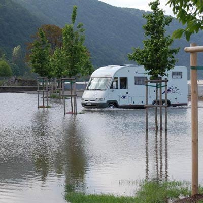 Dieser Campingparkplatz in Braubach steht komplett unter Wasser.