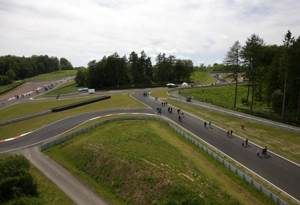 Mit 4,2 km Gesamtlänge ist der Kurs nur etwas kürzer als der Hockenheimring oder die Grand-Prix-Strecke des Nürburgrings – da dauert eine Runde zu Fuß schon etwas länger.