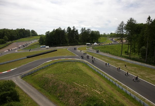Mit 4,2 km Gesamtlänge ist der Kurs nur etwas kürzer als der Hockenheimring oder die Grand-Prix-Strecke des Nürburgrings – da dauert eine Runde zu Fuß schon etwas länger. Mit 4,2 km Gesamtlänge ist der Kurs nur etwas kürzer als der Hockenheimring oder die Grand-Prix-Strecke des Nürburgrings – da dauert eine Runde zu Fuß schon etwas länger.