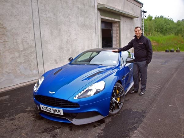 wanted.de Autor Christian Sauer reiste zur offiziellen Eröffnung des Bilster Berg Drive Resort stillvoll mit einem Aston Martin Vanquish an und würde am liebsten eine der Hallen als Garage sein Eigen nennen.