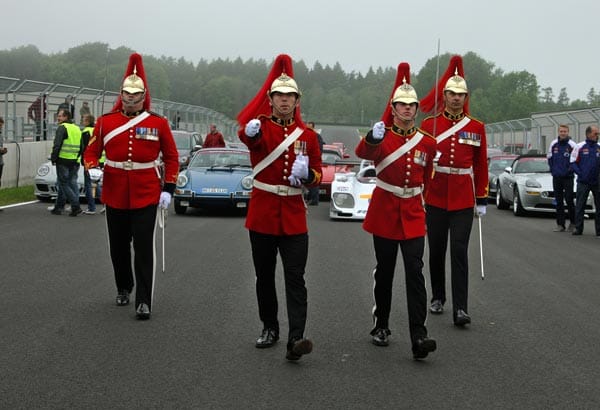 Zur offiziellen Eröffnung des Bilster Berg Drive Resorts übergaben beim "Kommandowechsel" mitten auf der Startgeraden vier britische Soldaten des "1st The Queens Dragoon Guards" die Bilster-Berg-Flagge an Marcus Graf von Oeynhausen-Sierstorpff.