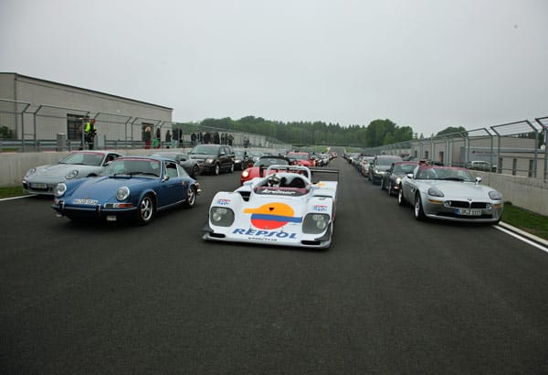 Nachdem der Union Jack eingeholt und die neue Flagge gehisst war, folgte die Jungfernfahrt mit einem illustren Starterfeld: Links der historische Porsche 911 des Grafen, den er bereits in dritter Generation fährt. In der Mitte ein seltener Kremer Porsche K8 02 und ein BMW Z8.