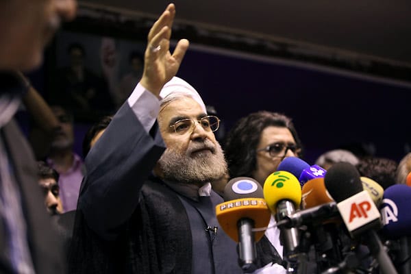 Hassan Ruhani, der Reformkandidat: Der ehemalige iranische Atomchefunterhändler gilt zwar nicht als Reformer, er ist aber Kandidat des Reformlagers. Nach acht Jahren politischer Abstinenz will er als Präsident ein Ende der internationalen Isolation des Landes erreichen und den Atomstreit schlichten. Der Wahlslogan des moderaten Klerikers ist "Besonnenheit und Hoffnung".