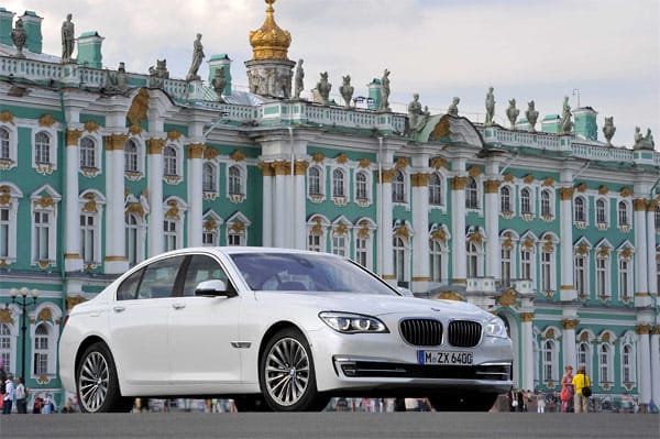 In dieser Preisklasse ist auch der mindestens 74.000 Euro teure 7er BMW angesiedelt. Eine Neuauflage wird für 2015 erwartet.