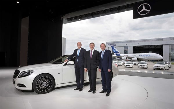 Mit der neuen S-Klasse möchte Mercedes neue Maßstäbe bei Komfort, Sicherheit und Effizienz setzen. Die Premiere in Hamburg ließ sich der Stuttgarter Konzern angeblich einen hohen einstelligen Millionenbetrag kosten.