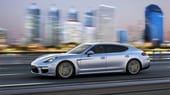 Der Porsche Panamera ist dagegen schon seit 2009 für mindestens 82.000 Euro zu haben.