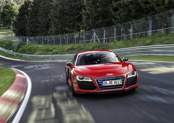 Vielleicht verhalf dies dem Audi letztes Jahr dazu, auf der Nürburgring-Nordschleife mit 8:09 Minuten einen neuen Rekord aufzustellen und mit der gleichen Ladung noch eine schnelle Runde nachzulegen.
