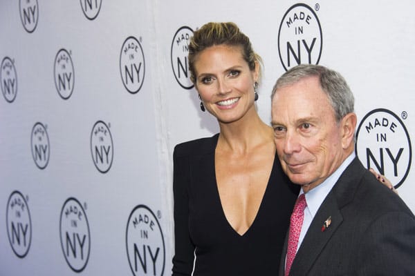 Wegen des Drehs ihrer US-Casting-Sendung "Project Runway" in New York wurde Heidi Klum von Bürgermeister Michael Bloomberg mit dem "Made in New York"-Award geehrt. Mit ihrem tiefausgeschnittenem Dekolleté bedankte sich die Topmodelmacherin bei der Preisverleihung.