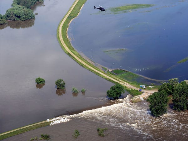 Rettungskräfte müssen die Menschen in dem überfluteten Gebiet bei Stendal mit Hubschraubern in Sicherheit bringen.