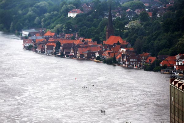 In Schleswig-Holstein blicken die Menschen gebannt auf die Elbe. In Lauenburg ist der Hochwasserscheitel inzwischen vorbeigezogen.