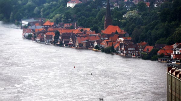 In Schleswig-Holstein blicken die Menschen gebannt auf die Elbe. In Lauenburg ist der Hochwasserscheitel inzwischen vorbeigezogen.