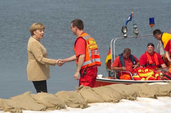 Bundeskanzlerin Merkel macht sich in dieser Woche wieder persönlich ein Bild von der Lage in den Hochwassergebieten und bedankt sich bei den Einsatzkräften für ihr Engagement.