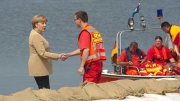 Bundeskanzlerin Merkel macht sich in dieser Woche wieder persönlich ein Bild von der Lage in den Hochwassergebieten und bedankt sich bei den Einsatzkräften für ihr Engagement.