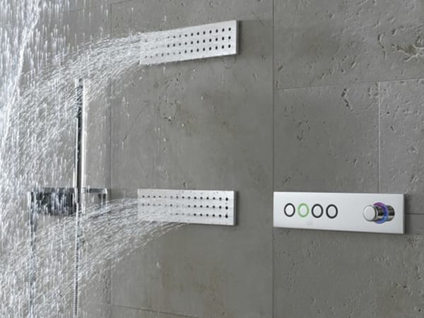 Dank digitaler Steuerung bietet die ATT-Dusche von Dornbracht drei komplette Duschszenarien auf Knopfdruck. So können Sie sich nur von der Seite berieseln lassen oder alle drei Duschköpfe anschalten.
