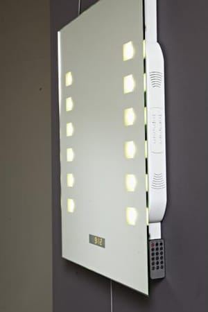 Dieser Spiegel ist durchaus ein Blickfang in Ihrem Badezimmer: Der MME Spiegel für knapp 219 Euro mit eingebautem Radio, Stereoboxen und LED-Beleuchtung vertreibt Ihnen im Bad angenehm die Zeit.