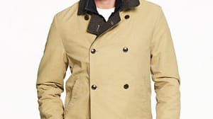 Ihr perfekter Partner für kühle Tage: Die elegante Hybrid-Jacke von J.Crew (um 320 Euro)kommt in einem schicken Mix aus einem maritimen Peacoat im Vintage-Look und einer Oldschool Jagd-Jacke. Gefüttert mit Thermore Ecodown (synthetischen Daunen) bereitet Ihnen auch an kühlen Abenden ein angenehm warmes Gefühl.