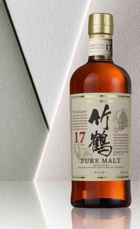 Ebenfalls 2012 wird der 17jährige Taketsuru als World’s Best Blended Malt Whisky gekürt. Die 17 darf übrigens nicht überraschen – sie gilt in Japan als besonders harmonische Zahl. Die Flasche ist für 86 Euro zu haben. Ebenfalls 2012 wird der 17jährige Taketsuru als World’s Best Blended Malt Whisky gekürt. Die 17 darf übrigens nicht überraschen – sie gilt in Japan als besonders harmonische Zahl. Die Flasche ist für 86 Euro zu haben.