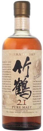 Erstmals drängen sich japanische Brände beim World Whisky Awards im Jahr 2007 nach vorne: Der 21jährige Taketsuru von Nikka erobert den Titel als World’s Best Blended Malt Whisky. Den Erfolg wiederholt er 2009 und 2010; die Flasche kostet rund 115 Euro. Eine Besonderheit bei Nikka ist die Erwärmung der Kupfer-Brennblase mit Holz – selbst in Schottland ist das heute selten. Erstmals drängen sich japanische Brände beim World Whisky Awards im Jahr 2007 nach vorne: Der 21jährige Taketsuru von Nikka erobert den Titel als World’s Best Blended Malt Whisky. Den Erfolg wiederholt er 2009 und 2010; die Flasche kostet rund 115 Euro. Eine Besonderheit bei Nikka ist die Erwärmung der Kupfer-Brennblase mit Holz – selbst in Schottland ist das heute selten.