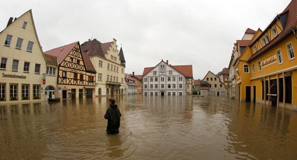 Fast hüfthoch steht die Elbe am 4. Juni in der sächsischen Stadt Wehlen.