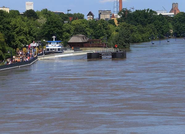 Tagelang stemmen sich die Helfer in Magdeburg erfolgreich gegen die zu einem gewaltigen Strom angeschwollene Elbe. An der Anlegestelle "Petriförder" ist der Höhenunterschied des Flusses gut zu sehen.