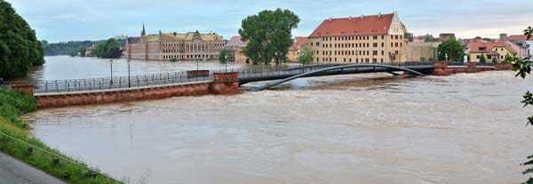 Noch einmal die Mulde in Grimma. Bis direkt unterhalb der Pöppelmannbrücke reicht der Fluss am 3. Juni.