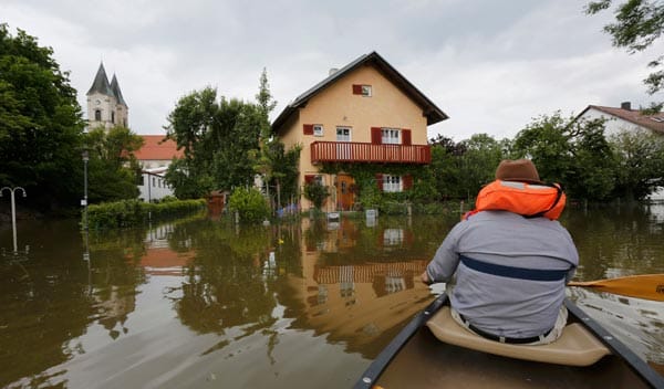 Besonders schwer waren auch Gebiete an der Donau in Bayern betroffen. Dieses Haus in Niederalteich ist nur noch mit dem Boot zu erreichen.