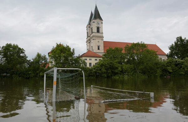 Wasserball? Ein Fußballplatz in der bayerischen Gemeinde erinnert während des Hochwassers eher an einen Badesee.
