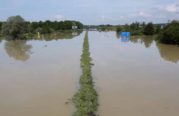 Die schockierendsten Bilder des Hochwassers 2013 stammen vermutlich aus dem Landkreis Deggendorf. Die Autobahn 3 ist nur noch aufgrund der knapp aus dem Wasser ragenden Schilder auszumachen.