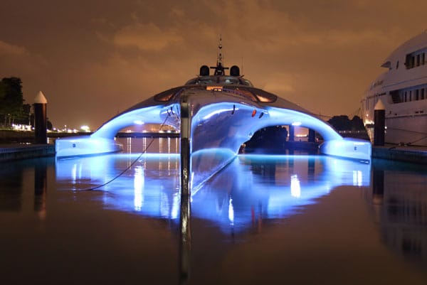 Bei Nacht wird die Jacht blau angeleuchtet. Dann sieht sie noch futuristischer aus als sonst.