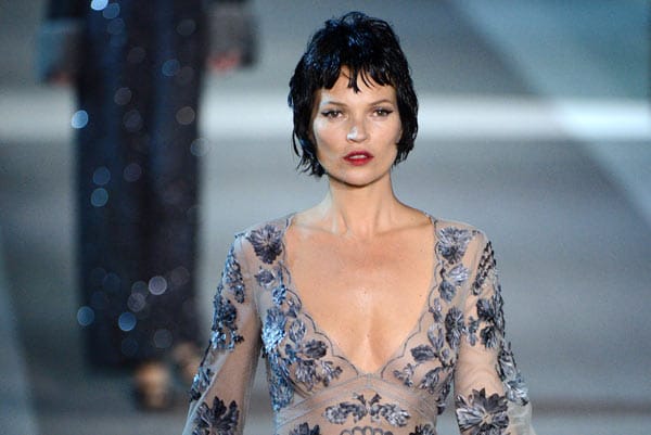 Mit schwarzer Kurzhaarperücke und XXL-Dekolleté sorgte Kate Moss auf der Pariser Modewoche für jede Menge Hingucker.