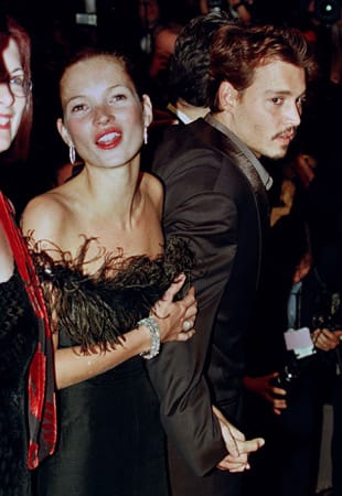 Bereits von Anfang an machte das Topmodel auch mit seinen Männergeschichten Schlagzeilen: So war Moss unter anderem vier Jahre mit Schauspieler Johnny Depp liiert.