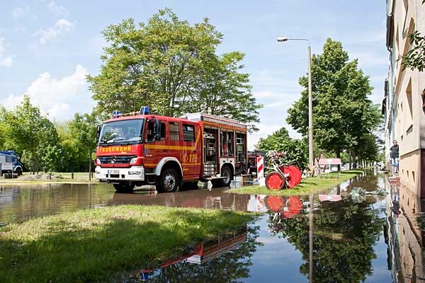 Die Einsatzfahrzeuge der Feuerwehren werden benötigt, um Wasser abzupumpen.
