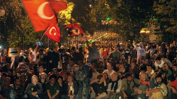 Polizei stürmt Taksim-Platz