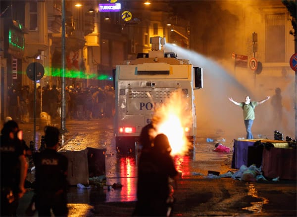 Polizei stürmt Taksim-Platz