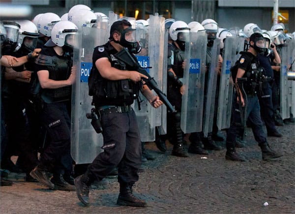 Polizei stürmt Taksim-Platz