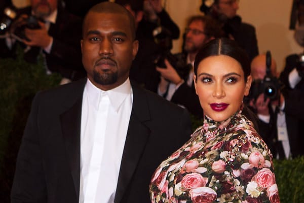 Kanye West und Kim Kardashian sind stolze Eltern eines kleinen Mädchens geworden.
