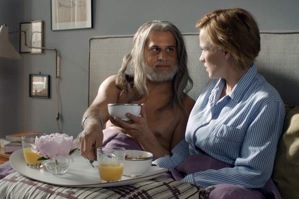 Anschließend verführt er seine frisch verwitwete Frau (Patricia Arquette). Die entwickelt aber ein unerhört romantisches Interesse an Will als indischem Gentleman. Anschließend verführt er seine frisch verwitwete Frau (Patricia Arquette). Die entwickelt aber ein unerhört romantisches Interesse an Will als indischem Gentleman.