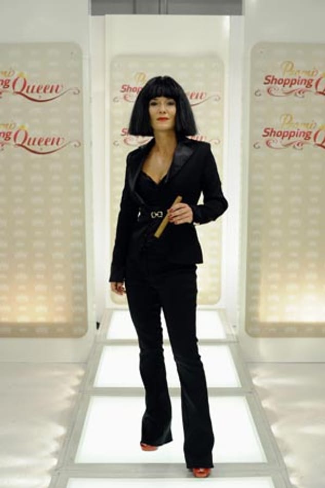 Tiefer Ausschnitt, Cleopatra-Gedächtnis-Frisur und rote High Heels: So siegte Jessica Stockmann als "Femme fatale" bei der Vox "Promi Shopping Queen".