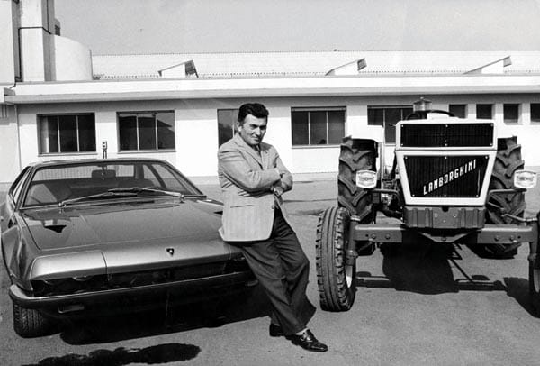 Firmengründer Ferruccio Lamborghini 1968 vor seinem Traktorenwerk in Cento. Nach einem Streit mit Enzo Ferrari entschloss er sich, selbst Sportwagen zu bauen.