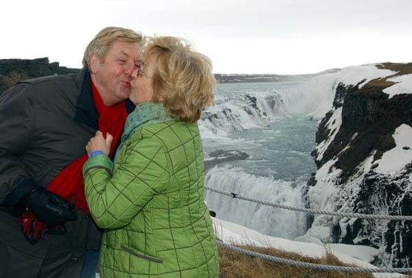 Große Liebe: Hier küsste Ehefrau Edith ihren Karl vor der Kulisse des Wasserfalls Gullfoss bei Reykjavik. Seit 1964 sind die beiden verheiratet.