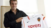 Mit einem Trikot des FC Valencia ließ sich Rafael van der Vaart im Sommer 2007 ablichten. Der Niederländer war zu diesem Zeitpunkt noch in Diensten des Hamburger SV und musste entgegen seiner Wechselabsicht die folgende Saison beim HSV bleiben. 2008 ging der Mittelfeldspieler dann aber doch - allerdings zu Real Madrid.