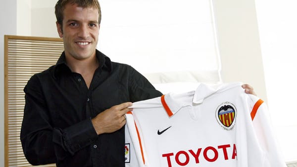 Mit einem Trikot des FC Valencia ließ sich Rafael van der Vaart im Sommer 2007 ablichten. Der Niederländer war zu diesem Zeitpunkt noch in Diensten des Hamburger SV und musste entgegen seiner Wechselabsicht die folgende Saison beim HSV bleiben. 2008 ging der Mittelfeldspieler dann aber doch - allerdings zu Real Madrid.