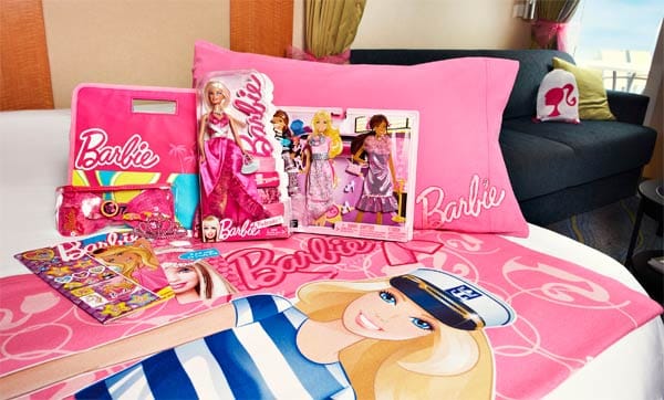 Spezieller Gast von Barbie: In den Kabinen finden die Reisenden ein paar Annehmlichkeiten in Pink, etwa eine Decke und einen Kopfkissenbezug, eine bunte Tasche - und natürlich eine Barbie.
