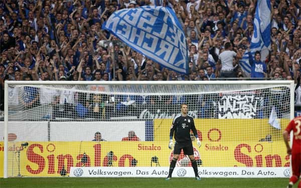 Manuel Neuer wechselte 2012 vom FC Schalke 04 zu den Bayern. Für die Anhänger der Königsblauen ein echter Stich ins Herz. Dem ehemaligen Liebling schlägt ab diesem Zeitpunkt Hass entgegen.