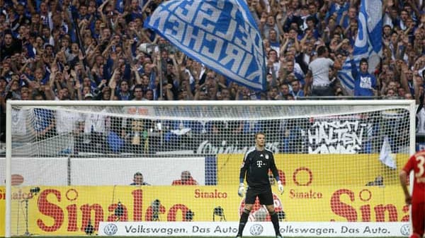 Manuel Neuer wechselte 2012 vom FC Schalke 04 zu den Bayern. Für die Anhänger der Königsblauen ein echter Stich ins Herz. Dem ehemaligen Liebling schlägt ab diesem Zeitpunkt Hass entgegen.