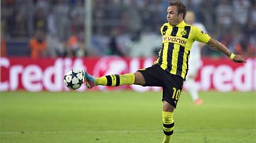 Mario Götze läuft ab der Saison 2013/2014 für die Bayern auf. Eine Ausstiegsklausel in Höhe von 37 Millionen Euro ermöglicht den Wechsel. Dortmunds Anhänger laufen nach Bekanntwerden des Transfers Sturm.