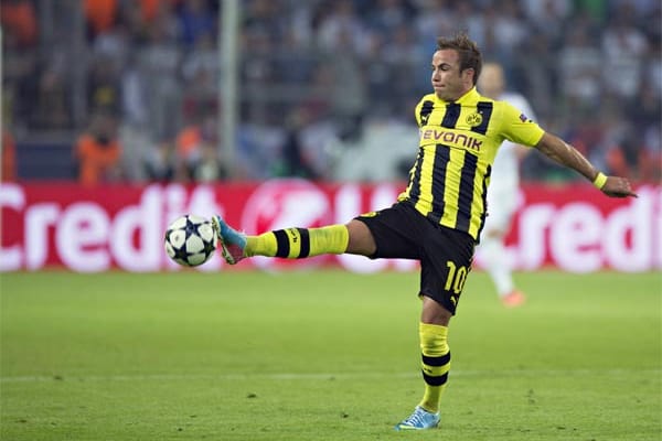 Mario Götze läuft ab der Saison 2013/2014 für die Bayern auf. Eine Ausstiegsklausel in Höhe von 37 Millionen Euro ermöglicht den Wechsel. Dortmunds Anhänger laufen nach Bekanntwerden des Transfers Sturm.